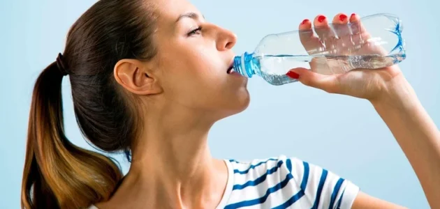 كم كوب من الماء يجب شربه يوميا في رمضان وما هي أهمية شرب الماء