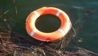 لماذا يطفو طوق الإنقاذ فوق سطح الماء؟