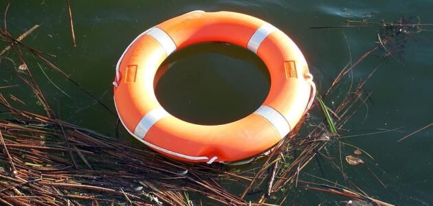 لماذا يطفو طوق الإنقاذ فوق سطح الماء؟