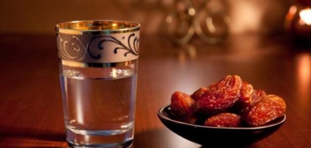 الامساك عن المفطرات من طلوع الفجر الى غروب الشمس