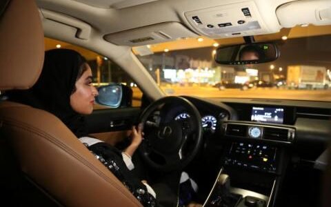 متى بدأت قيادة المرأة لأول مرة في السعودية – خليجنا