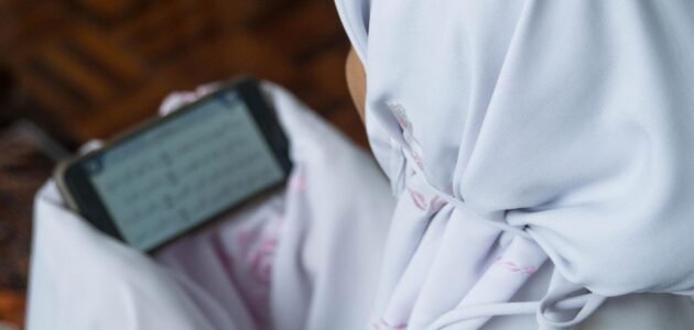 هل يجوز قراءة القرآن من الجوال للحائض في رمضان لختمه 1 هل يجوز قراءة القرآن من الجوال للحائض في رمضان لختمه