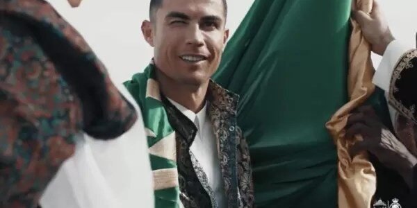 شاهد.. رونالدو يرتدي الثوب السعودي ويحتفل بيوم التأسيس