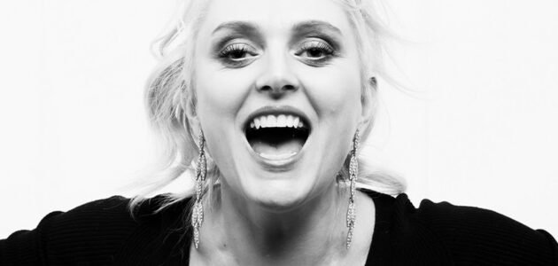 من هي الممثلة جوان فاريل ويكيبيديا