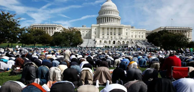 لماذا يحتفل المسلمون بالعيد وحكم الاحتفال به شرعًا؟ .. تعرف على التفاصيل