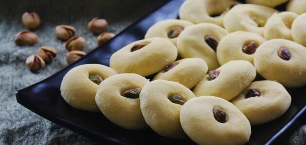 طريقة عمل الغريبة بالمكسرات في المنزل بأبسط المكونات وأسرع الطرق