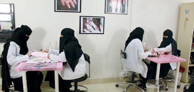 تفاصيل قرار توطين الصالونات والمشاغل والخياطة النسائية