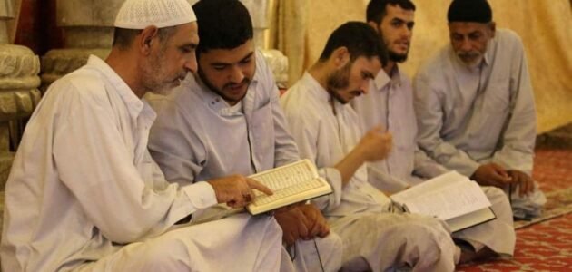 تنظيف المعتكف نفسه وترجله وتطيب ولبس احسن الثياب اعتكافه