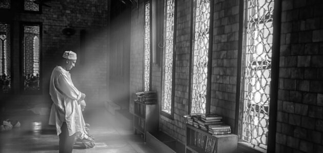 ما حكم خروج المعتكف لعيادة المريض