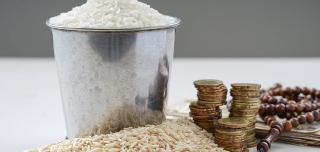 خمسة لا يجوز دفع الزكاة إليهم