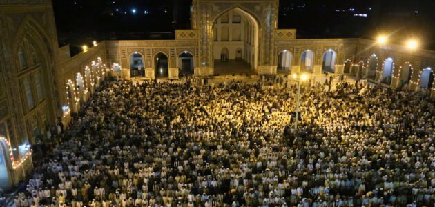 من هو الخليفة الذي جمع الناس في صلاة التراويح