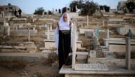 هل يجوز زيارة القبور في العيد وما حكم تخصيص العيد بزيارة المقابر