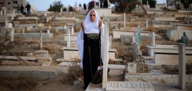 هل يجوز زيارة القبور في العيد وما حكم تخصيص العيد بزيارة المقابر