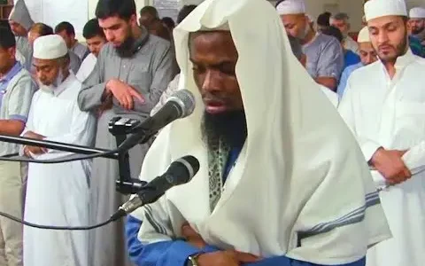 اين يصلي الشيخ عكاشة كميني – خليجنا نت