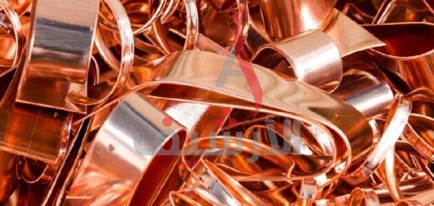 فلز ذو لون برتقالي محمر يكون غالباً في شكل صخور كبيرة