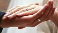 لماذا خاتم الخطوبه 💍 يوضع في اليد اليمنى وبعد الزواج يوضع في اليسرى ؟