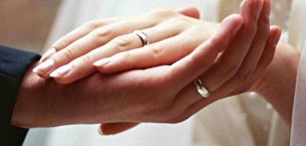 لماذا خاتم الخطوبه 💍 يوضع في اليد اليمنى وبعد الزواج يوضع في اليسرى ؟