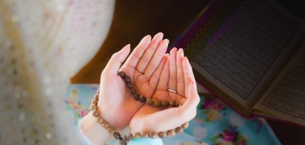 لجوء العبد إلى ربه بسؤاله ما يريد من جلب منفعة أو دفع مضرة هو تعريف