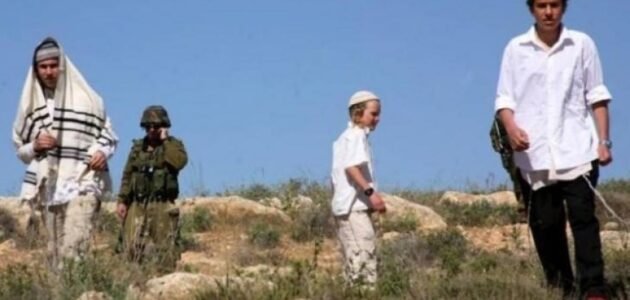 مستوطنون يخطون شعارات عنصرية في شوفة جنوب شرق طولكرم