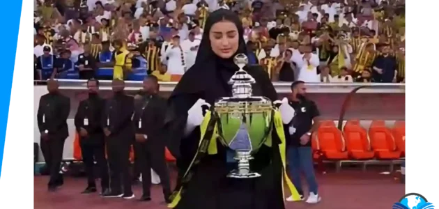 من هي الفتاة السعودية المحجبة التي حملت الكأس في حفل التتويج
