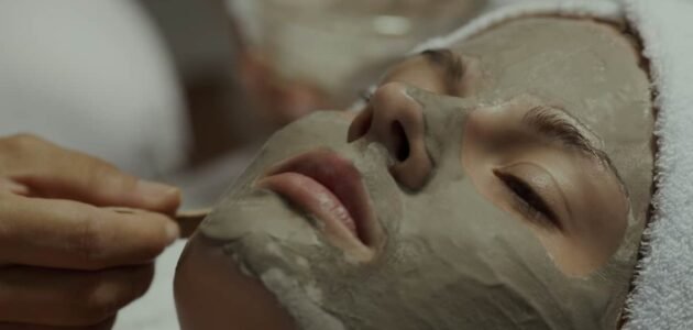 أهم 5 فوائد وأضرار الطين للبشرة الدهنية وشرح طريقة استخدامه