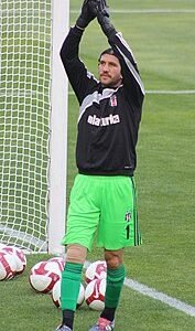 من هو حارس برشلونة قبل فالديز