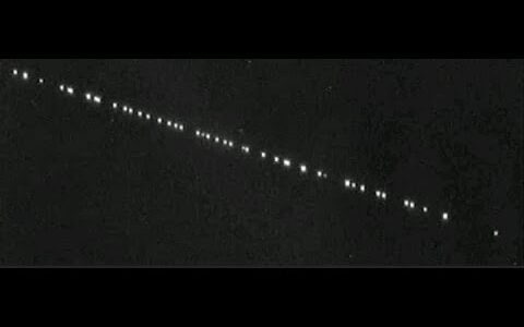 ما هي ظاهرة النجوم المتحركة في خط مستقيم