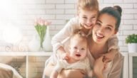 هل ارتداء الأم ملابس قصيرة أو مايوه أمام أطفالها يؤثر عليهم