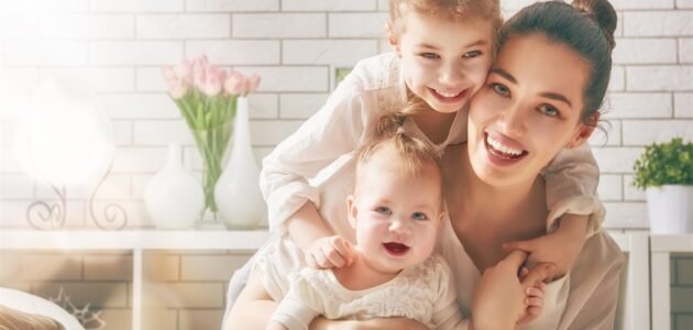 هل ارتداء الأم ملابس قصيرة أو مايوه أمام أطفالها يؤثر عليهم