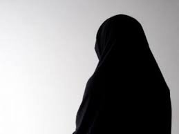 من القائل المرأة سيدة بيتها