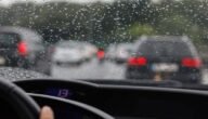 واحده من صعوبات القيادة في طرق مغمورة بالمياه