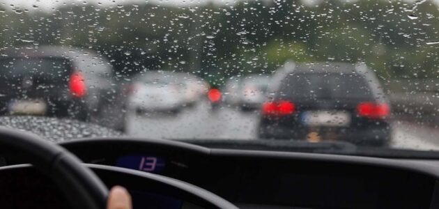 واحده من صعوبات القيادة في طرق مغمورة بالمياه