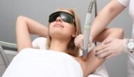 حكم إزالة الشعر من الأماكن الحساسة لامرأة أخرى