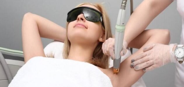 حكم إزالة الشعر من الأماكن الحساسة لامرأة أخرى