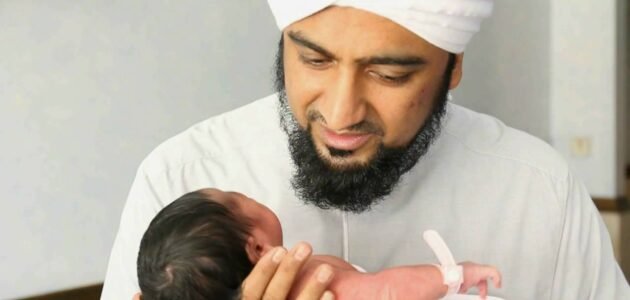 هل الاذان في اذن المولود سنة