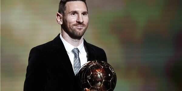 من هو أول لاعب كرة قدم فاز بجائزة الكرة الذهبية أربع مرات متتالية؟