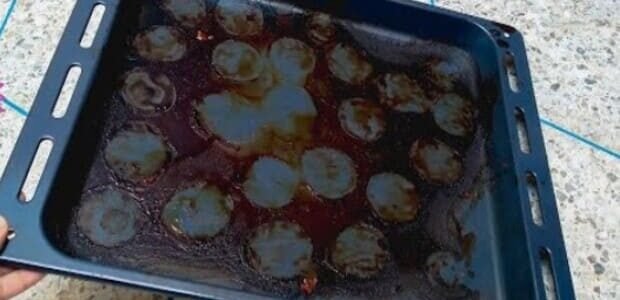 خلطة سحرية هترجعلك صواني الفرن المحروقة كأنها جديدة وبمكونات سهله وبسيطه