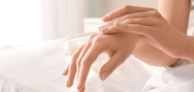 أقوى قناع منزلي سحري لتنعيم وتبييض اليدين في دقائق قليلة