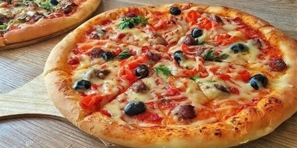 طريقة عمل البيتزا السريعة في المنزل بعجينة هشه لذيذة هتبهر أولادك