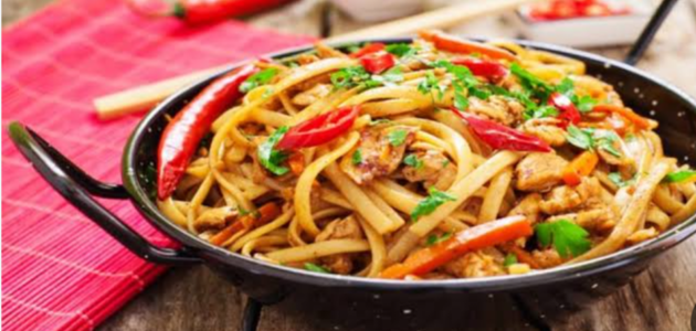 نودلز بالخضار او بالدجاج طبق لذيذ وصحي