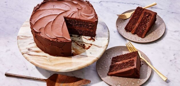 طريقة كيك الشوكولاتة ببيضتين فقط بصوص شوكولاتة كريمي