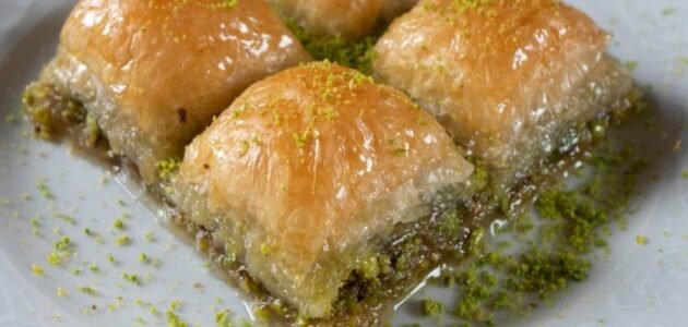 خطوات عمل وتحضير البقلاوة في المنزل