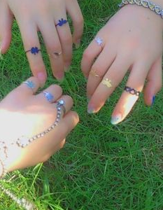 صور ايادي صديقات 2023 صور صديقات يدين مسكين بعض