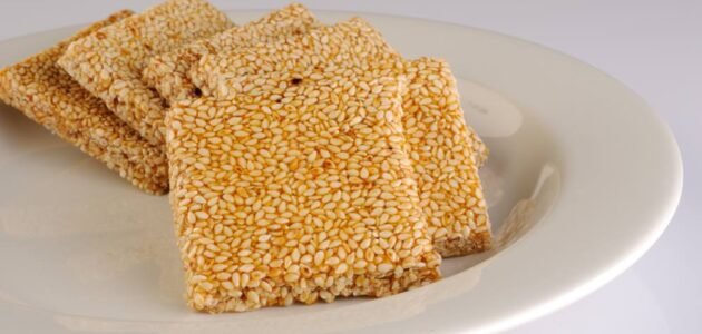 بمكونات إقتصادية اعملي حلوى السمسمية الشهية بأقل تكلفة في المنزل