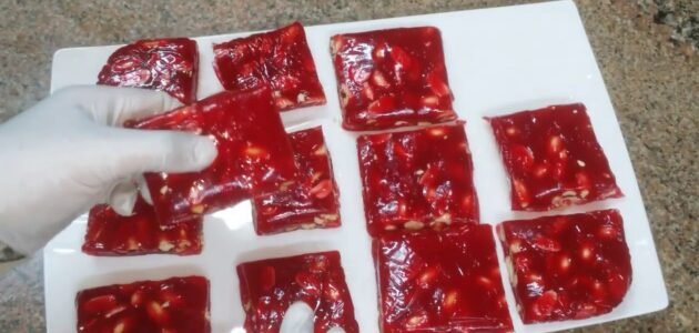 طريقه عمل الملبن الأحمر بالمكسرات بمذاق لا يقاوم 1 طريقه عمل الملبن الأحمر بالمكسرات بمذاق لا يقاوم