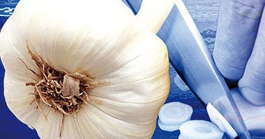 "فوائد مذهلة لتناول الثوم على الريق".. أقوى مضاد حيوى طبيعى.. يعالج ارتفاع ضغط الدم المرتفع وينظم وظائف الكبد والمثانة.. ويزيل السموم من الجسم.. ويعالج السُل 1 “فوائد مذهلة لتناول الثوم على الريق”.. أقوى مضاد حيوى طبيعى.. يعالج ارتفاع ضغط الدم المرتفع وينظم وظائف الكبد والمثانة.. ويزيل السموم من الجسم.. ويعالج السُل