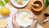 الزبادي والليمون والعسل: ثلاثة مكونات سحرية لتوحيد لون البشرة وإزالة الشوائب