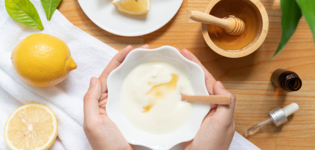 الزبادي والليمون والعسل: ثلاثة مكونات سحرية لتوحيد لون البشرة وإزالة الشوائب