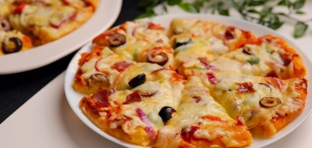 البيتزا السائلة في المقلاة سهلة وسريعة بدون تخمير