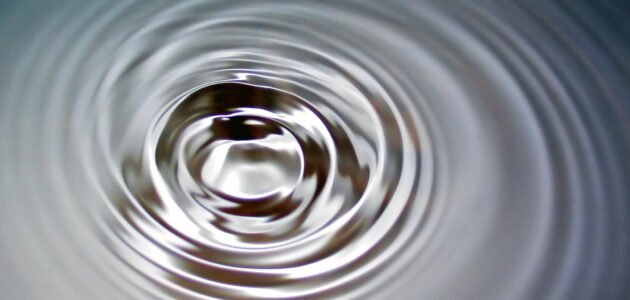 انتقال الموجة من نقطة لآخرى هو انتقال لجزيئات الوسط بين هاتين النقطتين